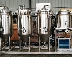 How does the brewery equipment calculate the output of beer?