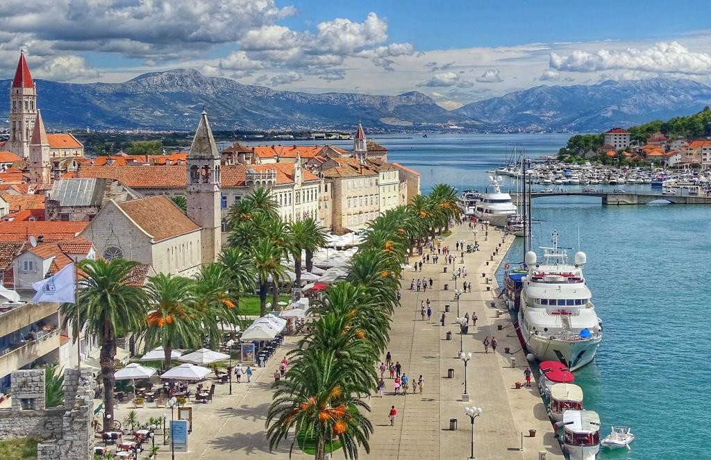 FACES OLD CHALLENGES IN THE NEW SUMMER SEASON ( CROATIAN TOURISM )