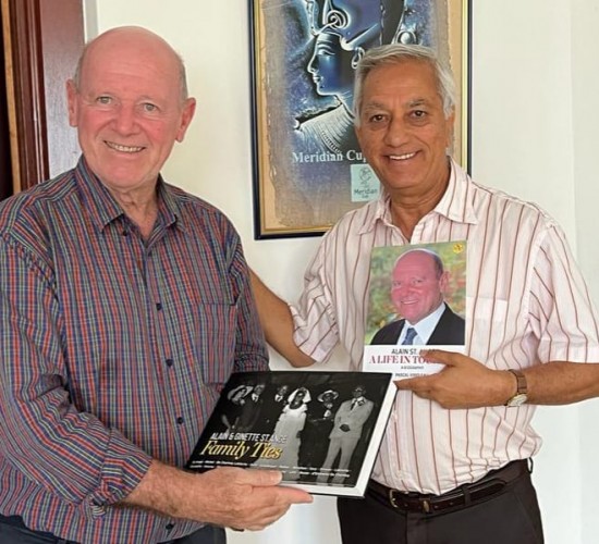 Reunion Island receives books from Seychelles